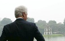 Chùm ảnh mới của Bill Clinton bên Hồ Hoàn Kiếm